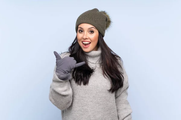 Menina Colombiana Jovem Com Chapéu Inverno Sobre Fundo Azul Isolado — Fotografia de Stock