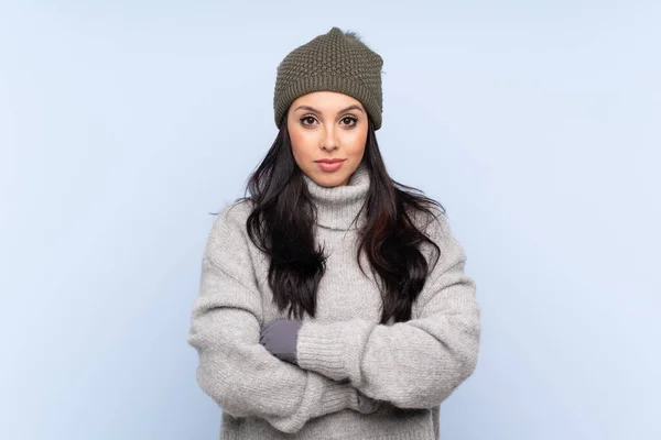 Jovem Colombiana Com Chapéu Inverno Sobre Fundo Azul Isolado Mantendo — Fotografia de Stock