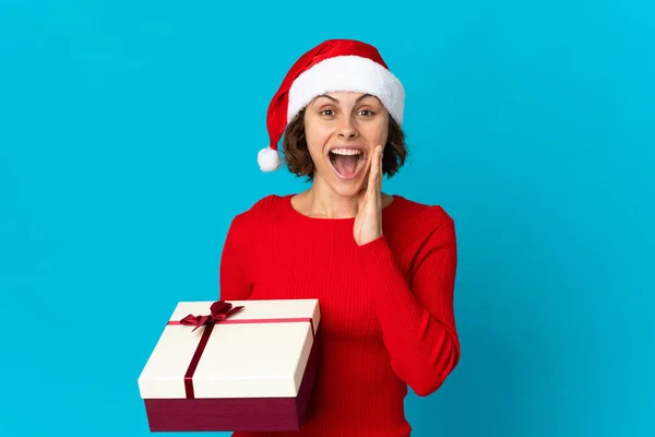 Англичанка Рождественской Шляпе Подарком Синем Фоне Удивлением Шокированным Выражением Лица — стоковое фото