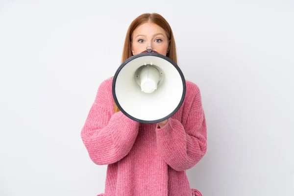 Jeune Femme Rousse Avec Pull Rose Sur Fond Blanc Isolé — Photo