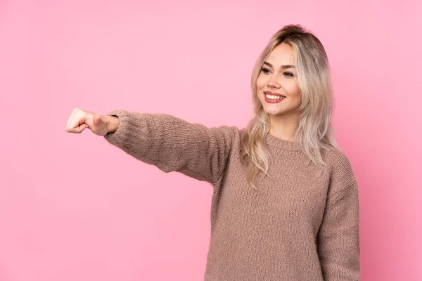 Blond Tenåringsjente Med Genser Isolert Rosa Bakgrunn Som Gir Tommel – stockfoto