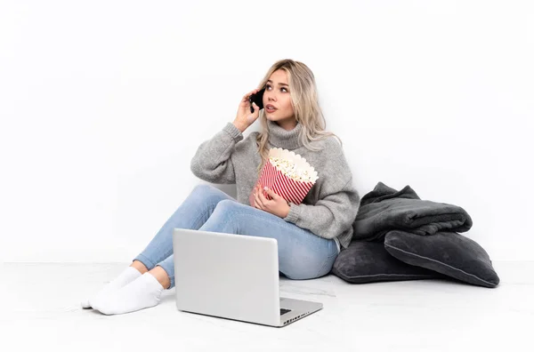 Teenager Ragazza Bionda Mangiare Popcorn Mentre Guarda Film Sul Computer — Foto Stock