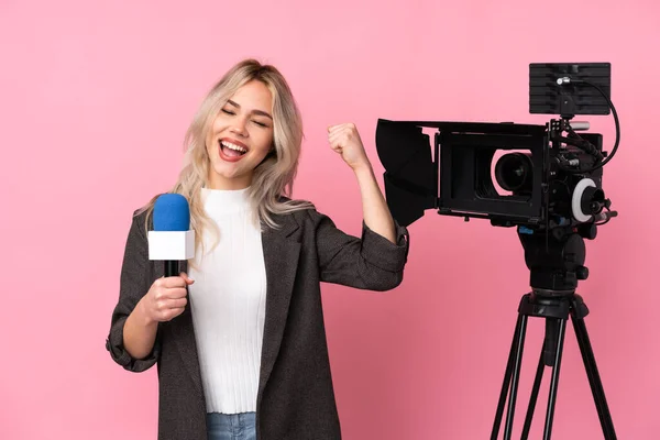 Reporter Kobieta Trzyma Mikrofon Raportuje Wiadomości Odosobnionym Różowym Tle Świętując — Zdjęcie stockowe