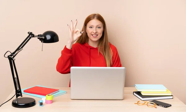 Mujer Joven Estudiante Lugar Trabajo Con Ordenador Portátil Que Muestra — Foto de Stock