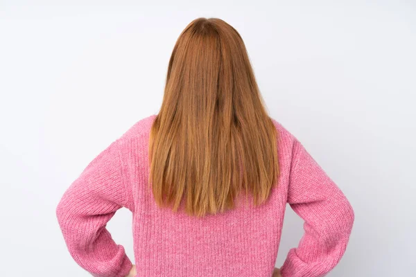 Jeune Femme Rousse Avec Pull Rose Sur Fond Blanc Isolé — Photo