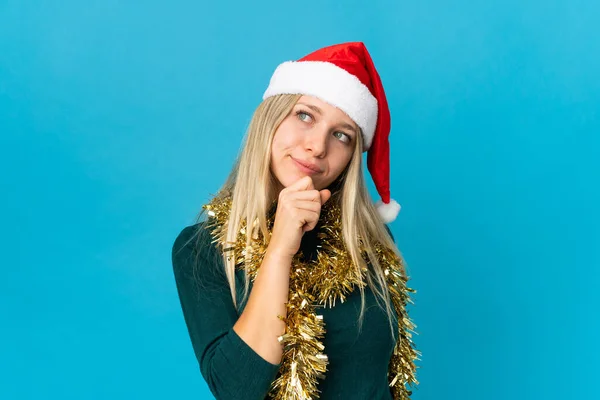 Mujer Con Sombrero Navidad Aislado Sobre Fondo Azul Mirando Hacia —  Fotos de Stock