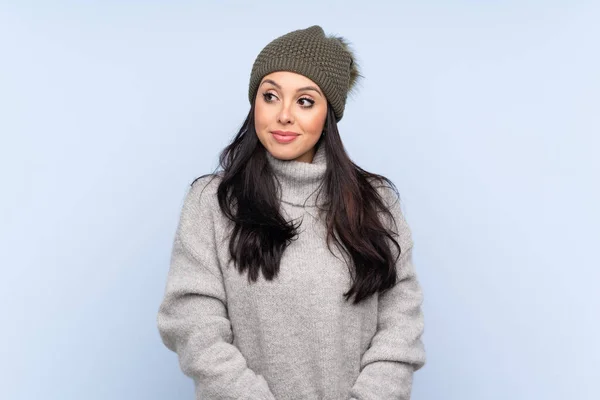 Menina Colombiana Com Chapéu Inverno Sobre Fundo Azul Isolado Olhando — Fotografia de Stock