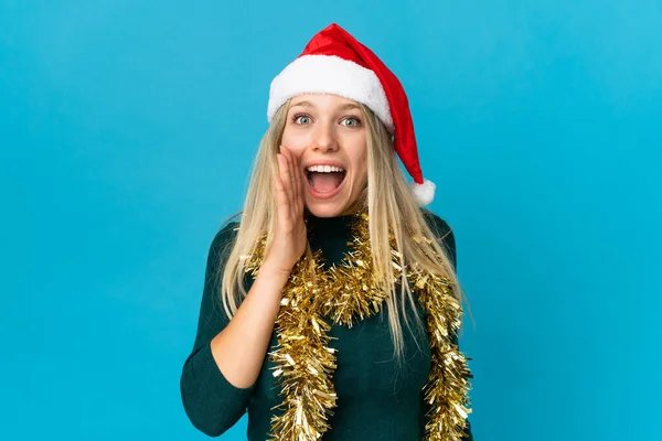Vrouw Met Kerst Hoed Geïsoleerd Blauwe Achtergrond Met Verrassing Geschokt — Stockfoto