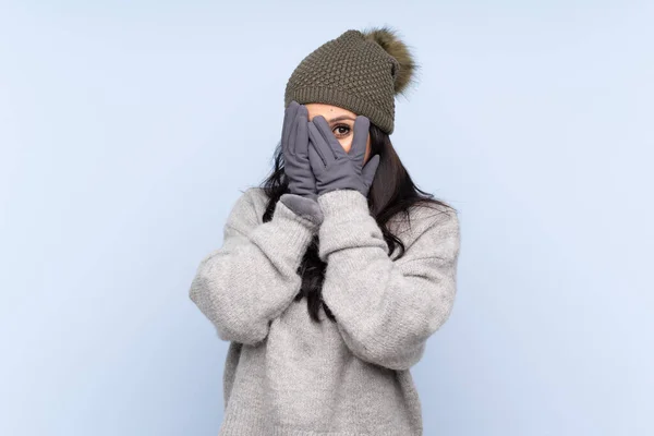 Menina Colombiana Com Chapéu Inverno Sobre Fundo Azul Isolado Cobrindo — Fotografia de Stock