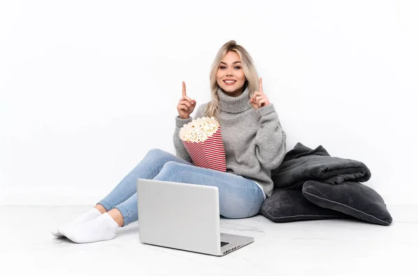 Adolescente Ragazza Bionda Mangiare Popcorn Mentre Guarda Film Sul Computer — Foto Stock