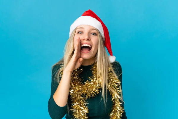 Mujer Con Sombrero Navidad Aislado Sobre Fondo Azul Gritando Con —  Fotos de Stock