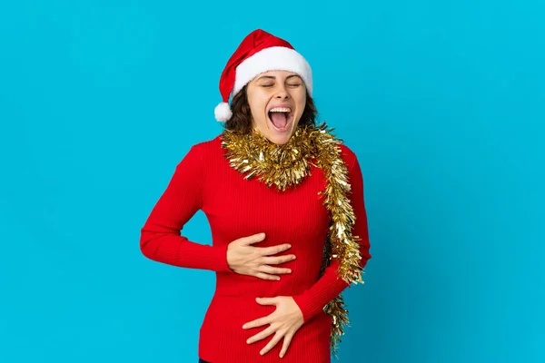 Anglaise Avec Chapeau Noël Isolé Sur Fond Bleu Souriant Beaucoup — Photo