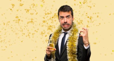 Yeni yılı kutlayan şampanyalı bir adam öfkeli bir hareketle partideki konfetiye sinirlendi.