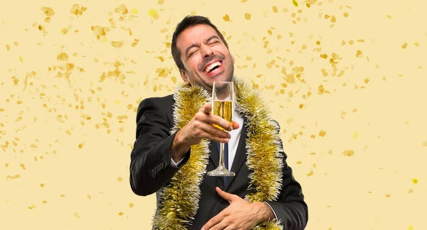 Homem Com Champanhe Celebrando Ano Novo Apontando Com Dedo Para — Fotografia de Stock