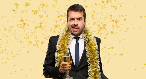 Mann Mit Champagner Feiert Neujahr Unglücklich Und Frustriert Über Etwas — Stockfoto