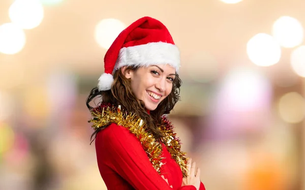 Fille Avec Chapeau Noël Sur Fond Rouge Isolé — Photo