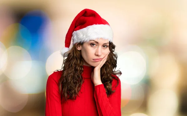 Ragazza Con Cappello Natale Sfondo Rosso Isolato — Foto Stock