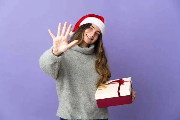 Flicka Med Jul Hatt Hålla Present Isolerad Vit Bakgrund Räkna — Stockfoto