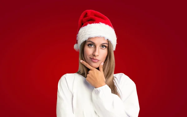 Menina Com Chapéu Natal Sobre Fundo Isolado Rindo — Fotografia de Stock