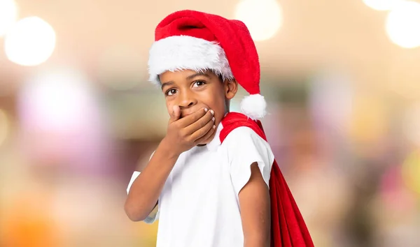 Menino Afro Americano Com Chapéu Natal Levando Saco Com Presentes — Fotografia de Stock