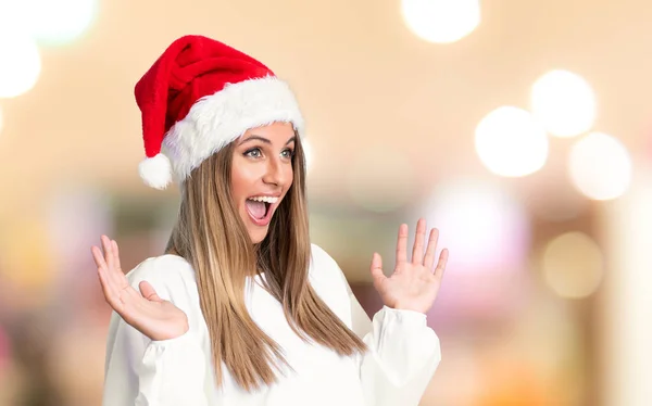 Fille Avec Chapeau Noël Avec Expression Faciale Surprise Sur Fond — Photo