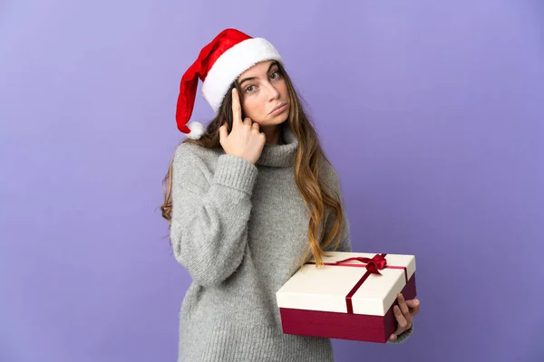 Mädchen Mit Weihnachtsmütze Hält Ein Geschenk Isoliert Auf Weißem Hintergrund — Stockfoto