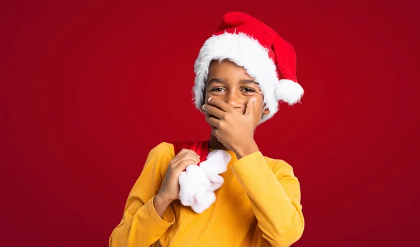 Menino Afro Americano Com Chapéu Natal Sobre Fundo Vermelho — Fotografia de Stock