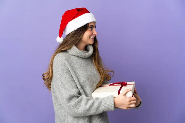 Κορίτσι Χριστουγεννιάτικο Καπέλο Κρατώντας Ένα Δώρο Απομονωμένο Λευκό Φόντο Καταμέτρηση — Φωτογραφία Αρχείου
