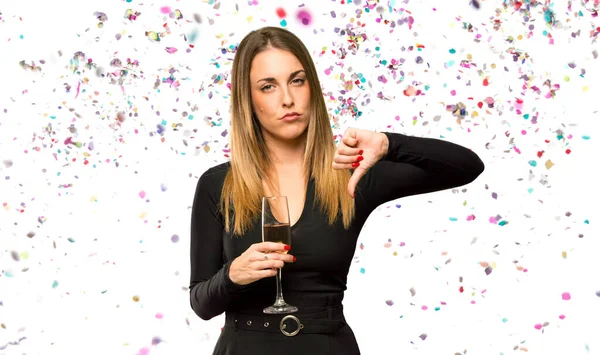 Vrouw Met Champagne Viert Nieuwjaar Met Duim Naar Beneden Teken — Stockfoto