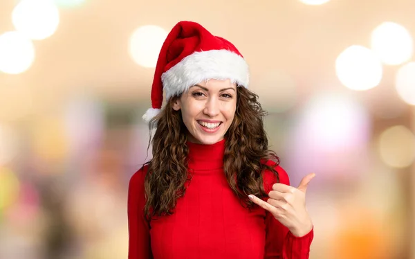 Ragazza Con Cappello Natale Sfondo Rosso Isolato — Foto Stock