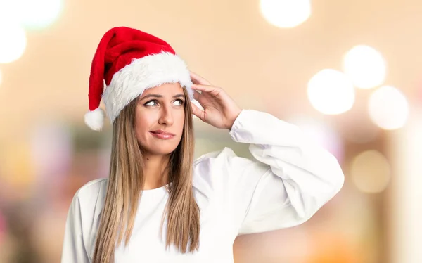 Meisje Met Kerst Hoed Hebben Twijfels Met Verwarde Gezicht Uitdrukking — Stockfoto