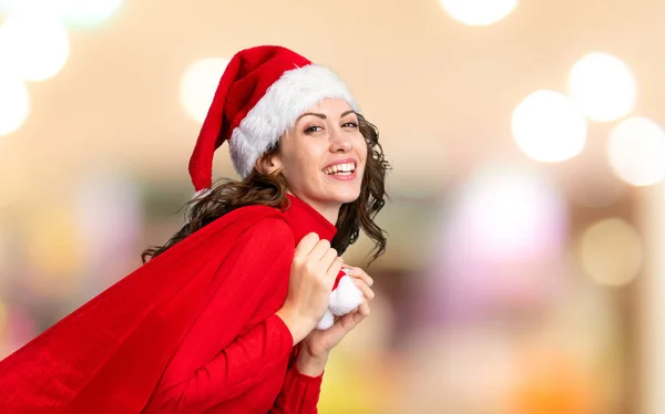 Ragazza Con Cappello Natale Sfondo Rosso Isolato — Foto Stock