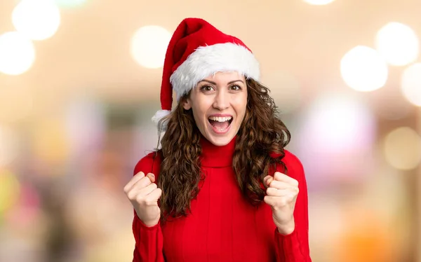 Menina Com Chapéu Natal Sobre Fundo Vermelho Isolado — Fotografia de Stock