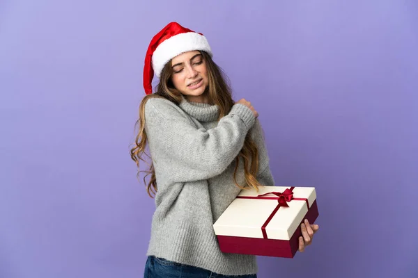 Flicka Med Jul Hatt Hålla Present Isolerad Vit Bakgrund Räkna — Stockfoto