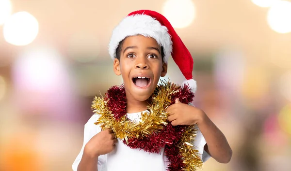 Menino Afro Americano Com Chapéu Natal Com Expressão Facial Surpresa — Fotografia de Stock