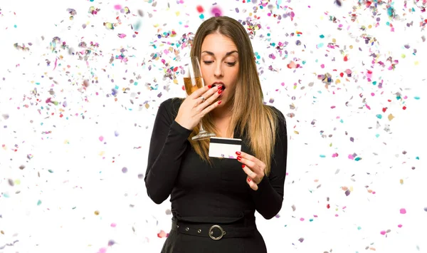 Woman Champagne Celebrating New Year Holding Credit Card Surprised Confetti — Stock Photo, Image