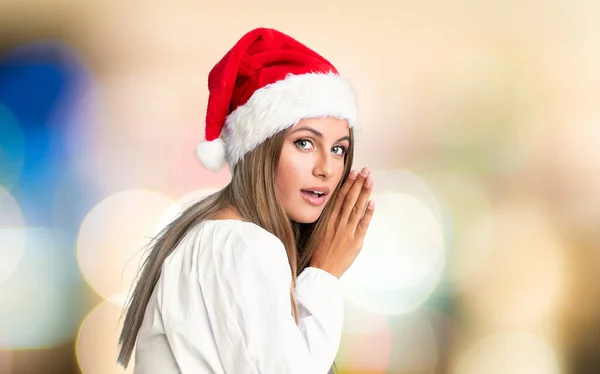 Ragazza Con Cappello Natale Sussurrando Qualcosa Sfondo Sfocato — Foto Stock