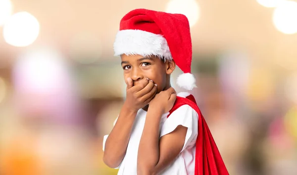 Menino Afro Americano Com Chapéu Natal Levando Saco Com Presentes — Fotografia de Stock