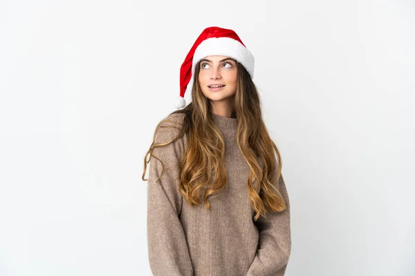 Noel Şapkalı Kız Elinde Hediyeyle Beyaz Arka Planda Beş Parmaklı — Stok fotoğraf