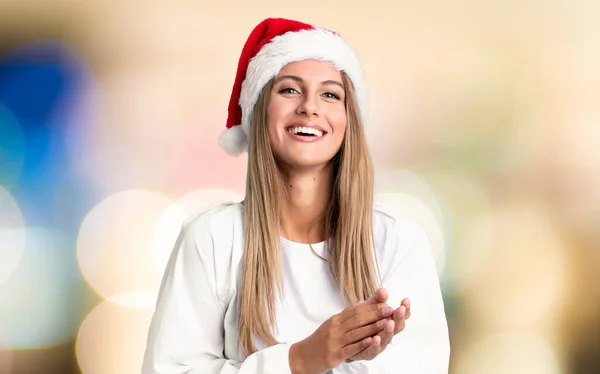 Ragazza Con Cappello Natale Applaudendo Sfondo Sfocato — Foto Stock