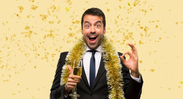 Mann Mit Champagner Feiert Neujahr Mit Zeichen Und Daumen Hoch — Stockfoto