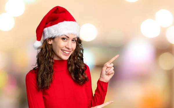 Mädchen Mit Weihnachtsmütze Über Isoliertem Rotem Hintergrund — Stockfoto