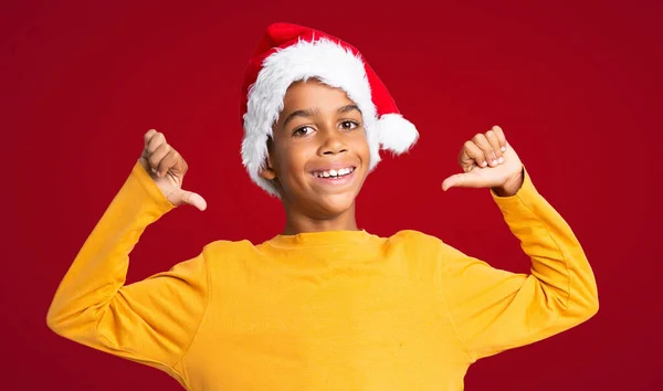 Niño Afroamericano Con Sombrero Navidad Orgulloso Auto Satisfecho Sobre Fondo — Foto de Stock