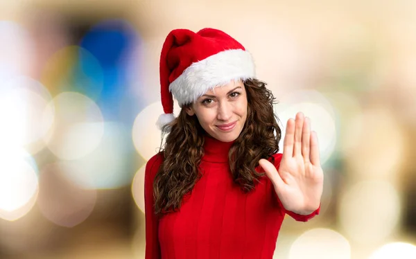 Zole Edilmiş Kırmızı Arka Planda Noel Şapkası Takan Kız — Stok fotoğraf