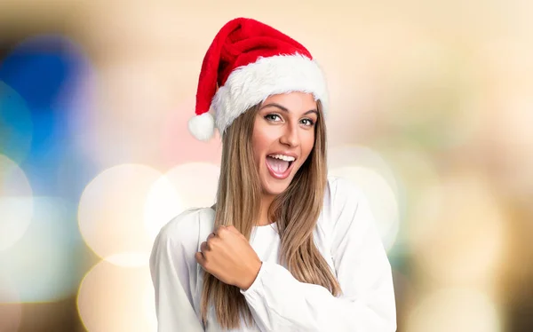 Девушка Рождественской Шляпе Празднует Победу Над Несобранным Фоном — стоковое фото