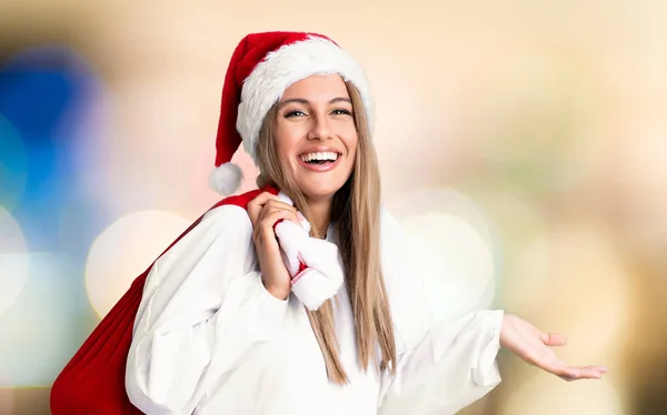 Giovane Donna Bionda Raccogliendo Una Borsa Piena Regali Vacanze Natale — Foto Stock