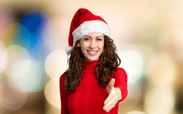 Ragazza Con Cappello Natale Sfondo Rosso Isolato — Foto Stock