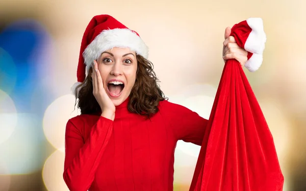 Mädchen Mit Weihnachtsmütze Über Isoliertem Rotem Hintergrund — Stockfoto