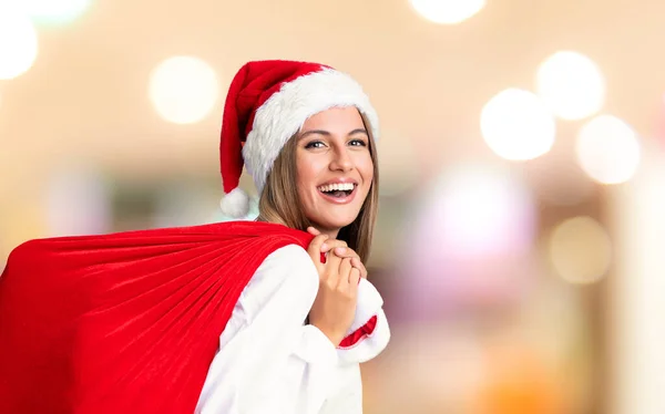 Giovane Donna Bionda Raccogliendo Una Borsa Piena Regali Vacanze Natale — Foto Stock