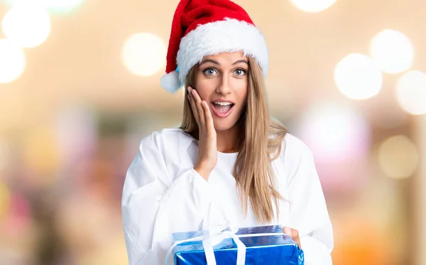 Jong Blond Vrouw Kerst Vakantie Unfocused Achtergrond — Stockfoto